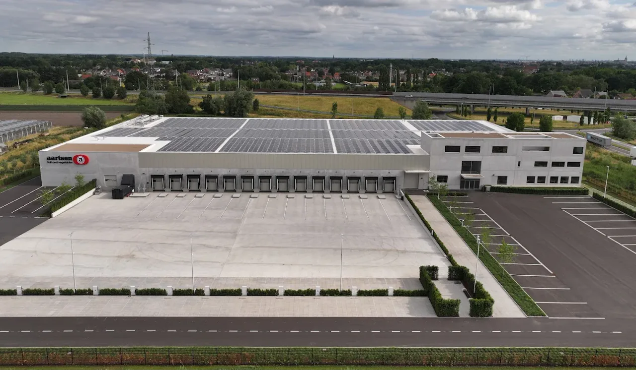 Distributiecentrum van Aartsen met zonnepanelen op het dak