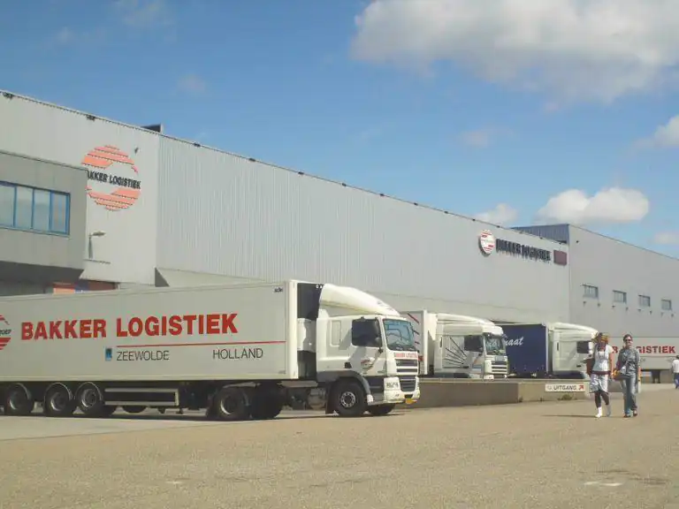 Distributiehal van Bakker Logistiek met vrachtwagens aan de laadkade