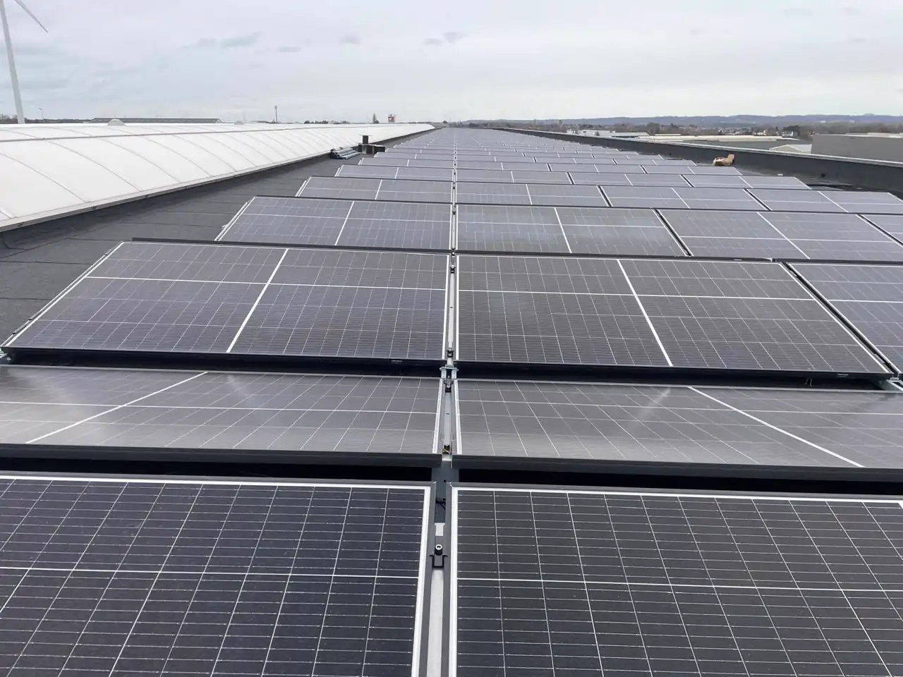 Zonnepanelen op het dak van een industrieel gebouw