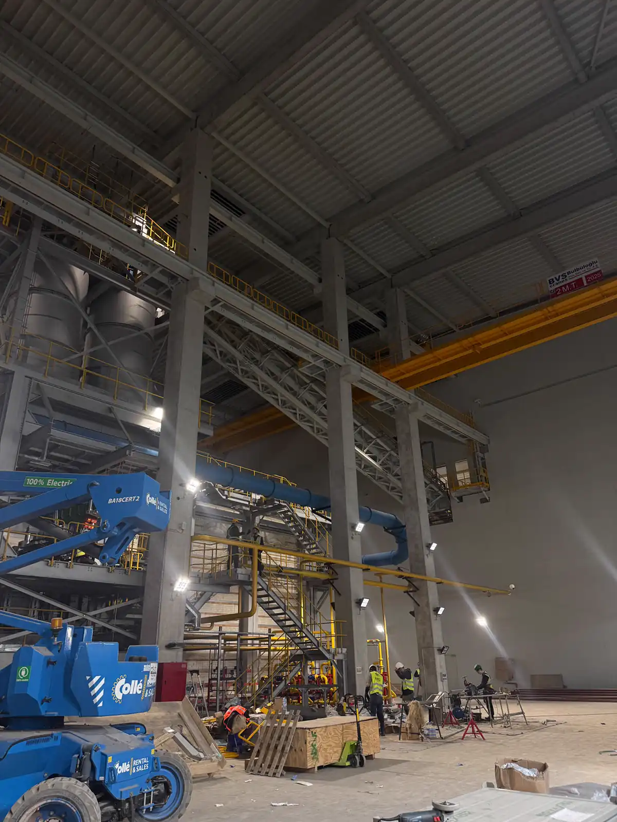 Industriële metaalconstructie in een productieruimte